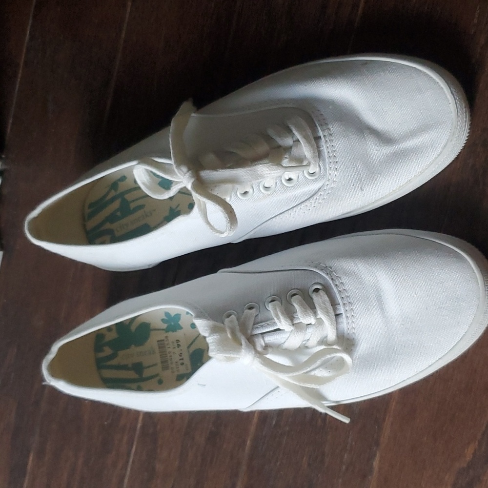 White tennis shoes
